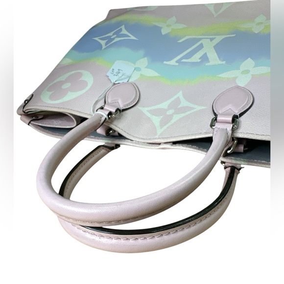 LOUIS VUITTON
Monogram Escale Onthego GM Pastel - Picture 9 of 14